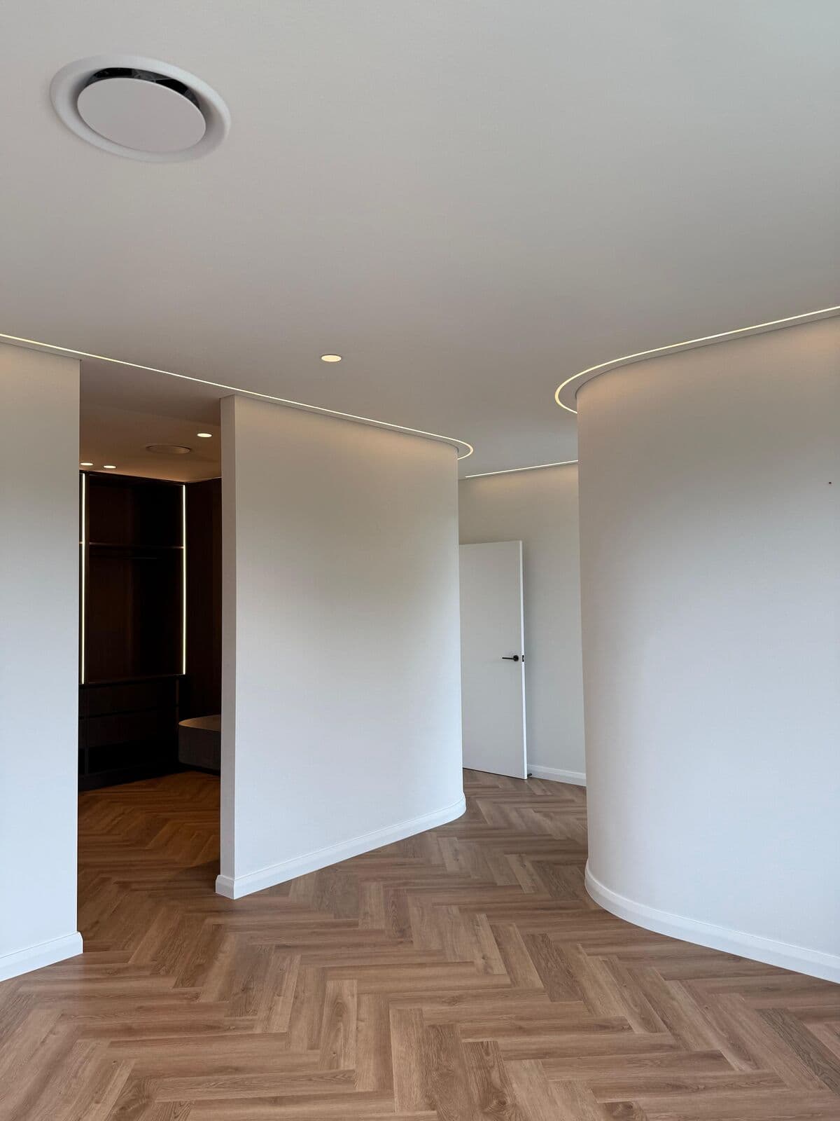 Living room ceiling with downlights and a circular fitting